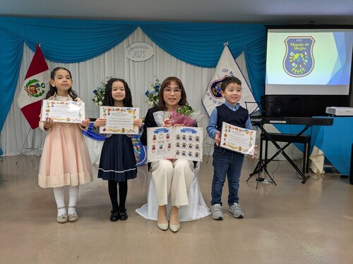 ムンド・デ・アレグリア学校卒業式.jpgのサムネイル画像